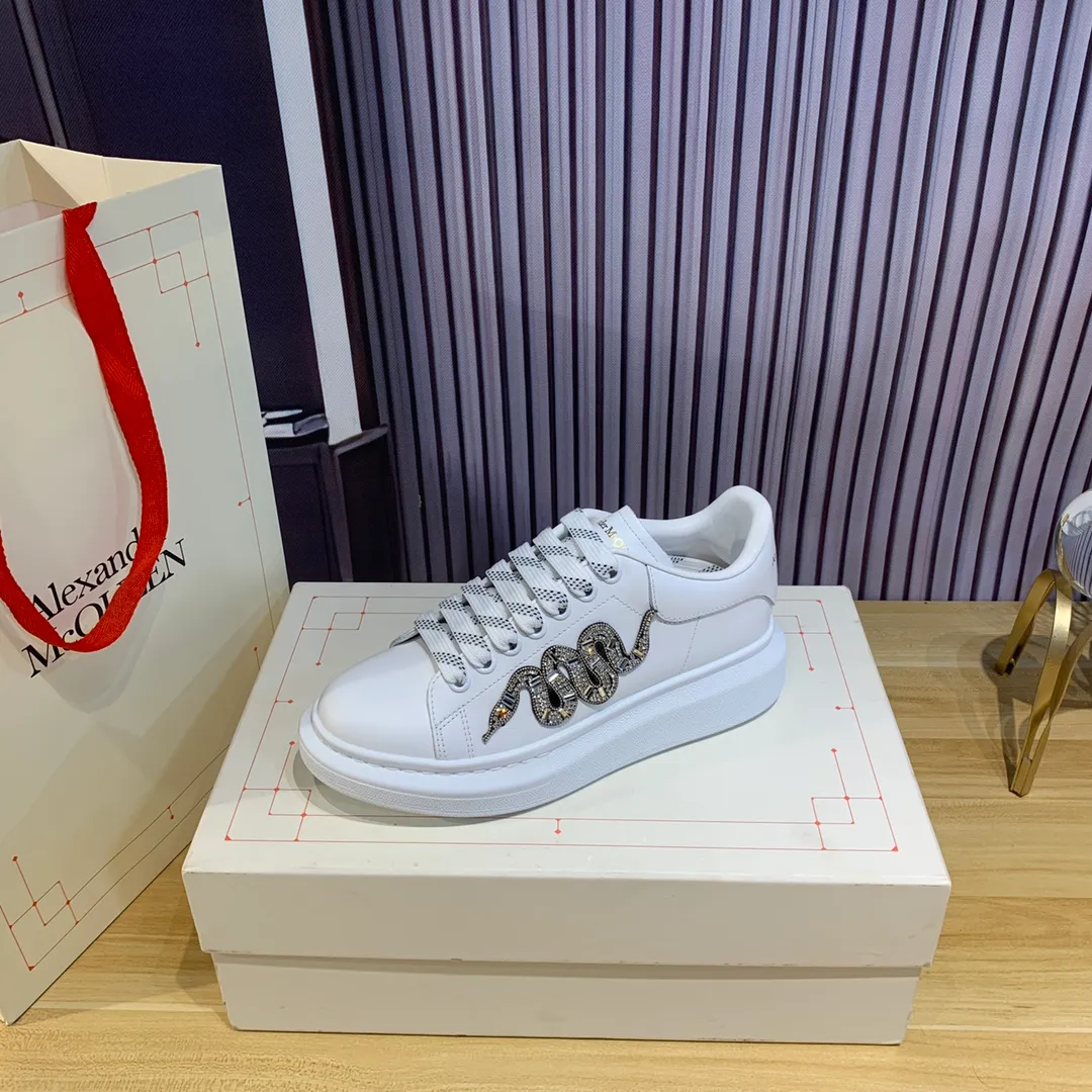 👟👟Ex-factory price 560👟👟Snake pattern professional McQueen factory. Top version. Couple model Alexander McQUEEN high version has been upgraded to the highest quality again✅.McQueen dad shoes 💪McQueen spring, summer, autumn and winter top version purchasing agent level✅ Recruiting national online and offline agents to join🤝 🏆Fabric: Original materials imported from Italy. Texture, water-resistant and non-discoloring 🏆Inner lining: ️A-grade Italian imported lining resistant to dirt, sweat-absorbent, breathable and comfortable 🏆Foot pads: top-grade imported Italian super-soft cowhide leather 🏆Outsole: PU+counter 1:1 🏆Shoe box: original white box. Plus white flip cover for double-layer protection. Cloth bag. Handbag. Certificate of 1:1 mold opening, 4-piece set. Delivered with a pair of shoelaces. 🖕🏿🖕🏿🖕🏿You can choose any pair of shoelaces in any color of our factory 🏆Code number: women’s 34-41. men’s 38-46 🏆Special remarks (women’s size 34.40.41, men’s size 38.45.46 is customized, no returns or exchanges) Win-win cooperation🤝